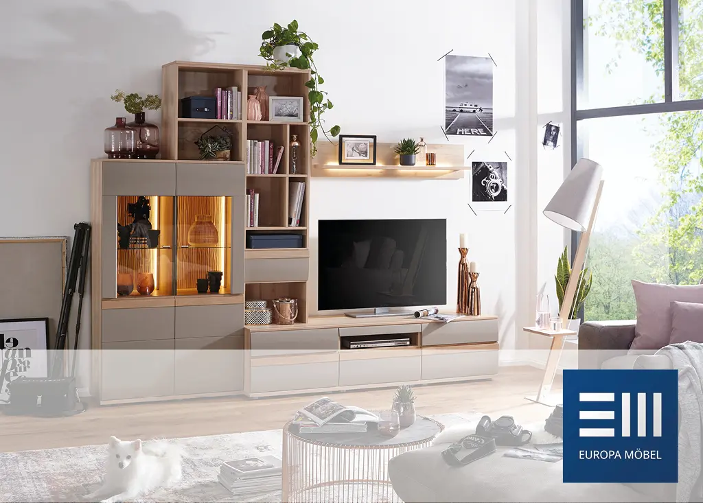 Stilvolle Wohnwand mit Vitrinen, offenen Regalen und TV-Element. Hochwertige Wohnzimmermöbel von EUROPA MÖBEL verbinden Funktionalität, Stauraum und modernes Design.